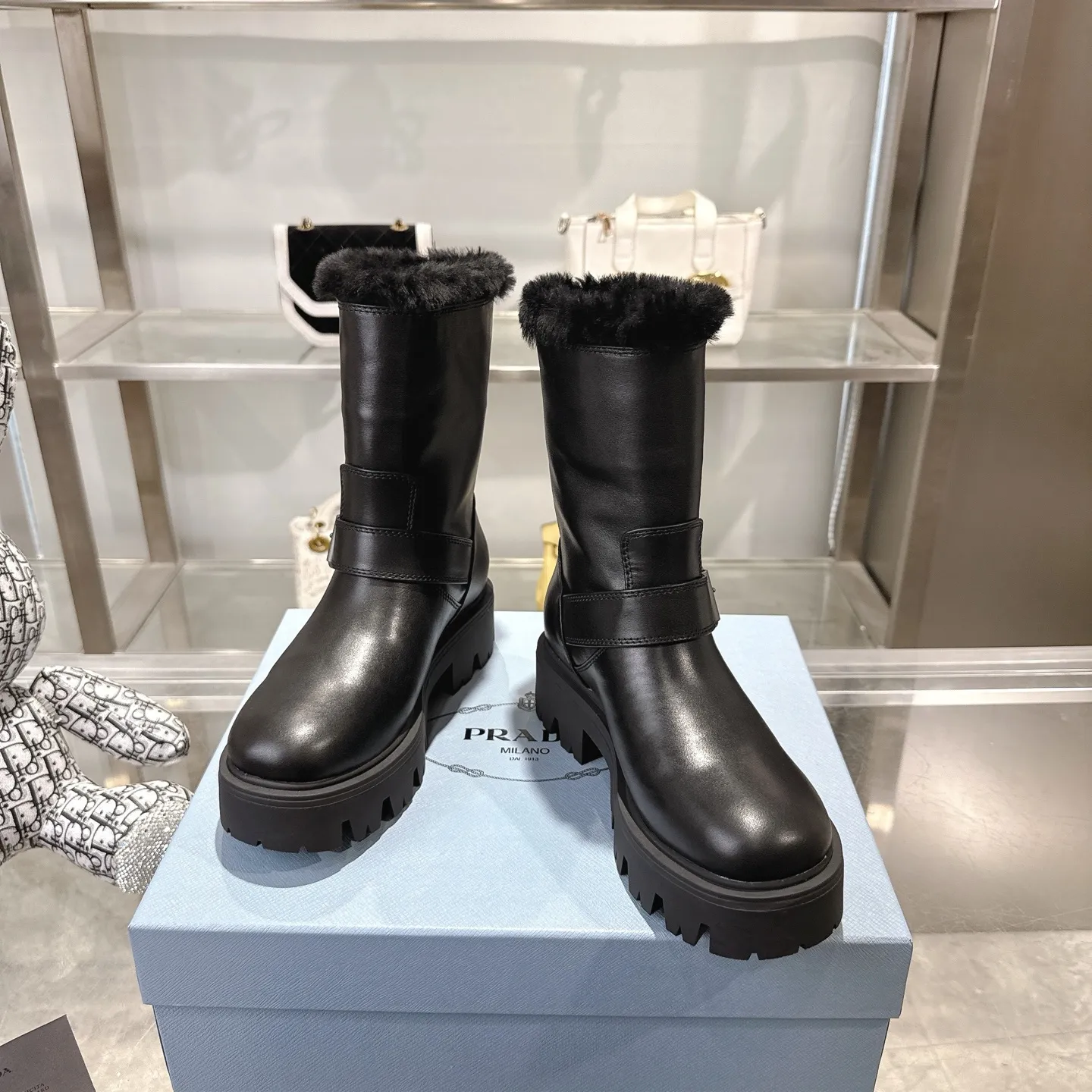 👟👟Ex-factory price 700👟👟 🔥Heavyweight🔥4050 Prada/PRADA autumn and winter snow boots counter new thick-soled anti-ski boots warm wool short boots, the same style as PRADA autumn and winter T-stage catwalk catwalk celebrity stars, original 1:1 replica, high-quality quality! The top version is comfortable on the feet and makes you look slimmer, elegant and intellectual! It is a rare pair of comfortable and warm casual snow boots! ❶Fabric: High mercerized cow suede/first layer cowhide ❷Lining: %100 pure wool imported from Australia ❸Feet: %100 pure wool imported from Australia ❹Outsole: Original TPU foam bottom Four-color women's sizes: 36–42. Complete packaging, with certified pure cotton bag after-sales service card.